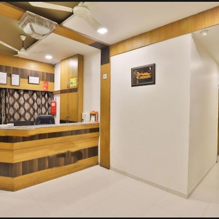 Hotel Shreenath Ahmedabad Bagian luar foto