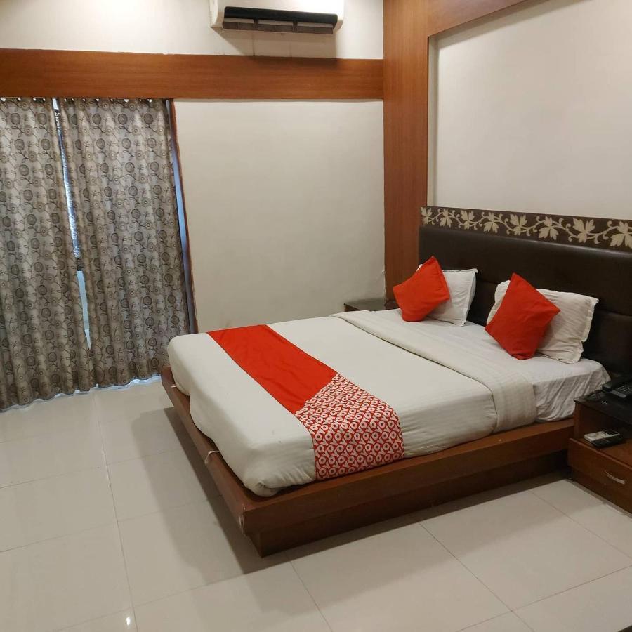 Hotel Shreenath Ahmedabad Bagian luar foto