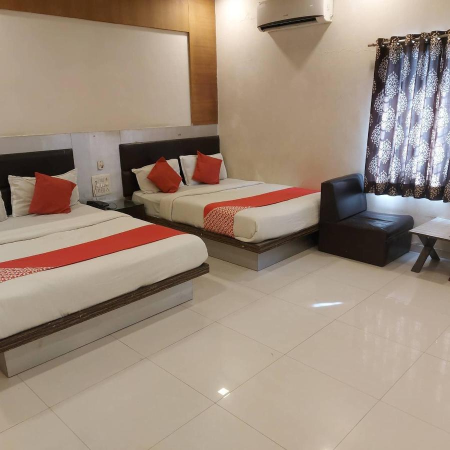 Hotel Shreenath Ahmedabad Bagian luar foto