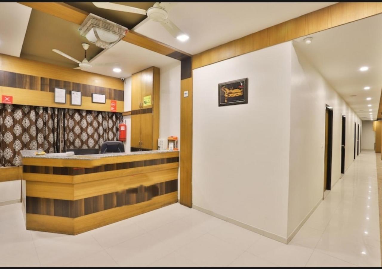 Hotel Shreenath Ahmedabad Bagian luar foto