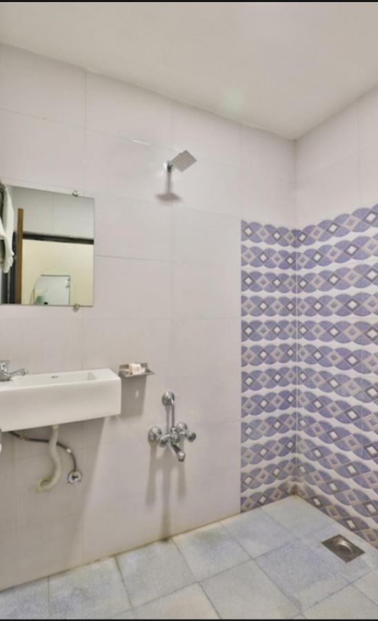 Hotel Shreenath Ahmedabad Bagian luar foto