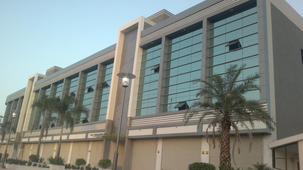Hotel Shreenath Ahmedabad Bagian luar foto