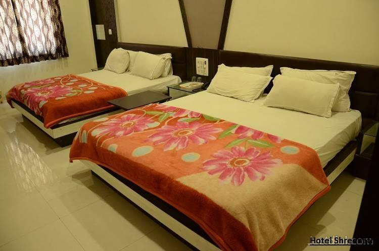 Hotel Shreenath Ahmedabad Bagian luar foto
