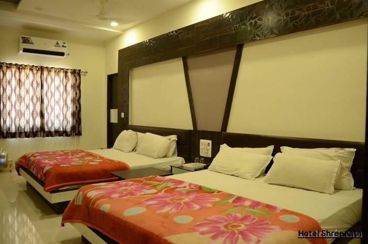 Hotel Shreenath Ahmedabad Bagian luar foto