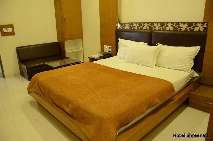 Hotel Shreenath Ahmedabad Bagian luar foto