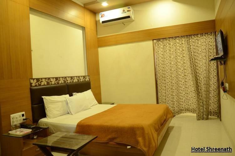 Hotel Shreenath Ahmedabad Bagian luar foto