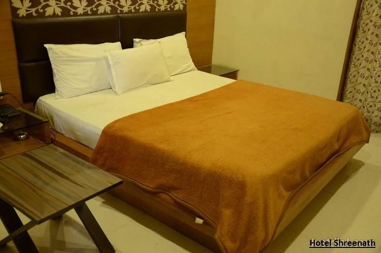Hotel Shreenath Ahmedabad Bagian luar foto